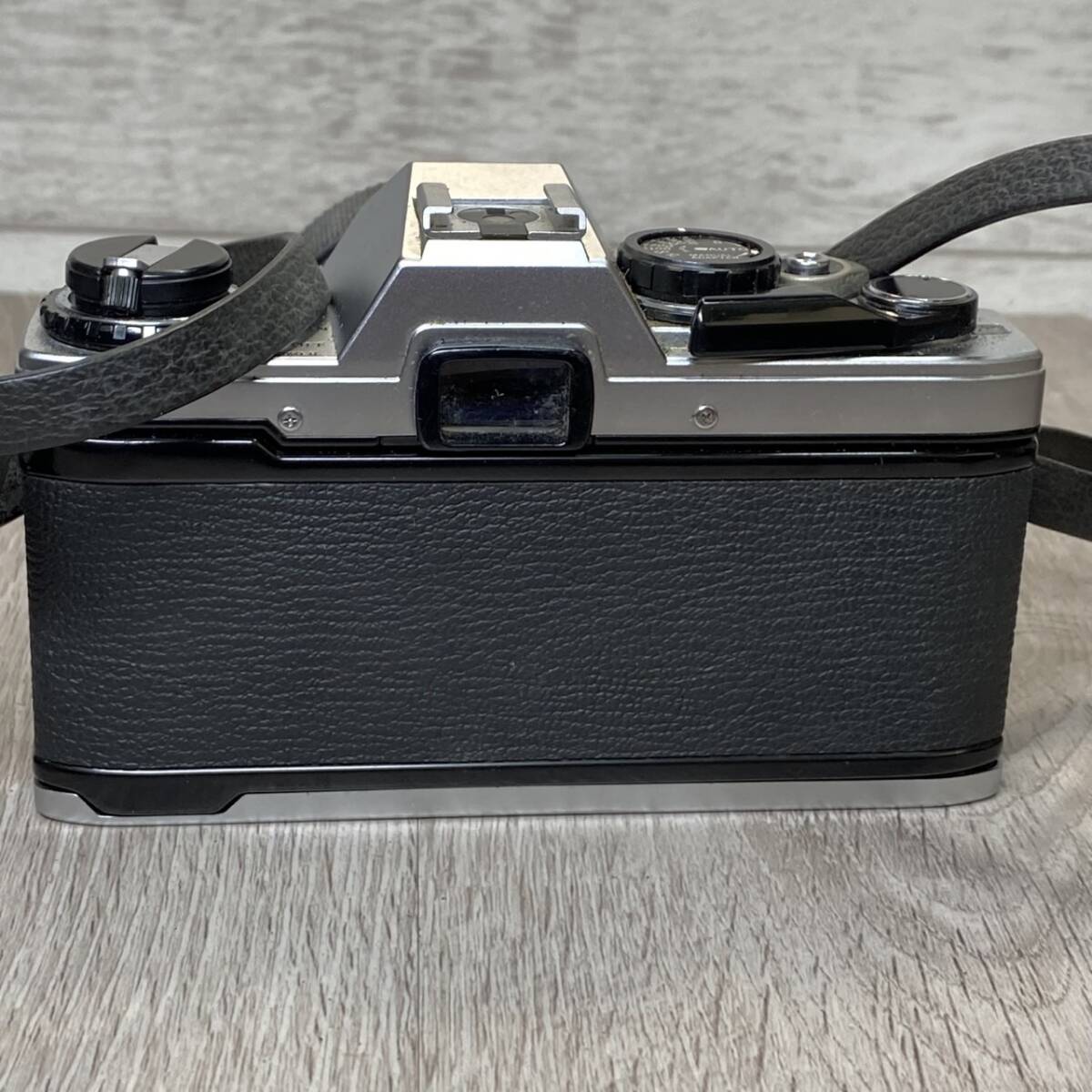 【YH-2859】中古現(xiàn)狀品 OLYMPUS OM-10 一眼レフフィルムカメラ オリンパス 一眼レフ カメラ シルバー ストロボ付き