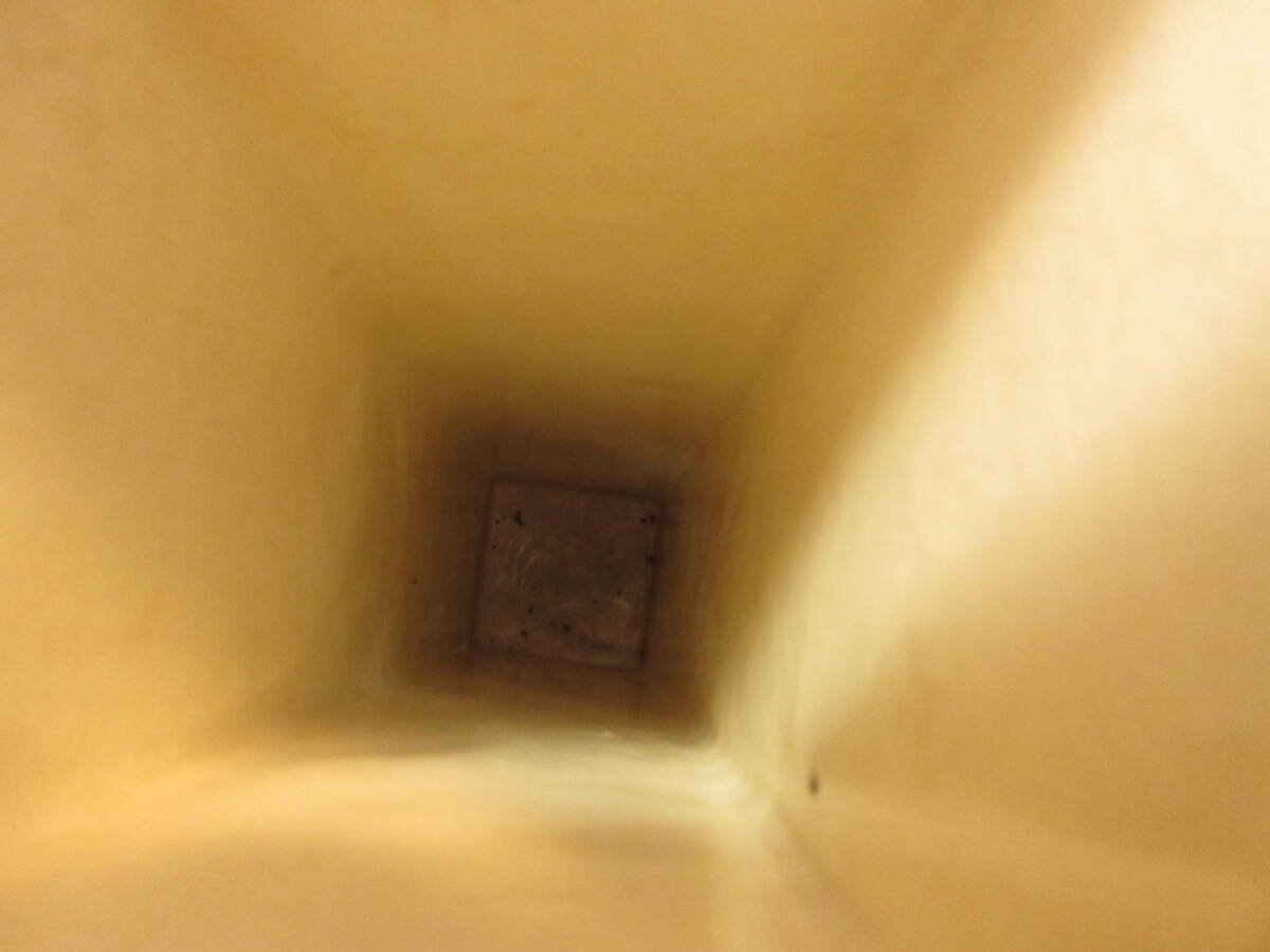 《花器》陶器製 「陶泉作 四角柱 縦じま 花瓶・一輪挿し」 高さ：約30.5cm・口：約7cm×7cm・重量：約1240g インテリア・小物雑貨・置物の画像5