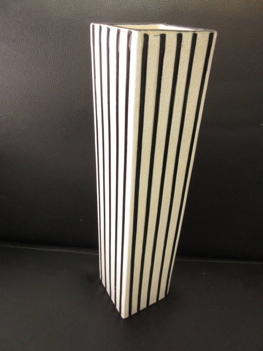《花器》陶器製 「陶泉作 四角柱 縦じま 花瓶・一輪挿し」 高さ：約30.5cm・口：約7cm×7cm・重量：約1240g インテリア・小物雑貨・置物の画像3