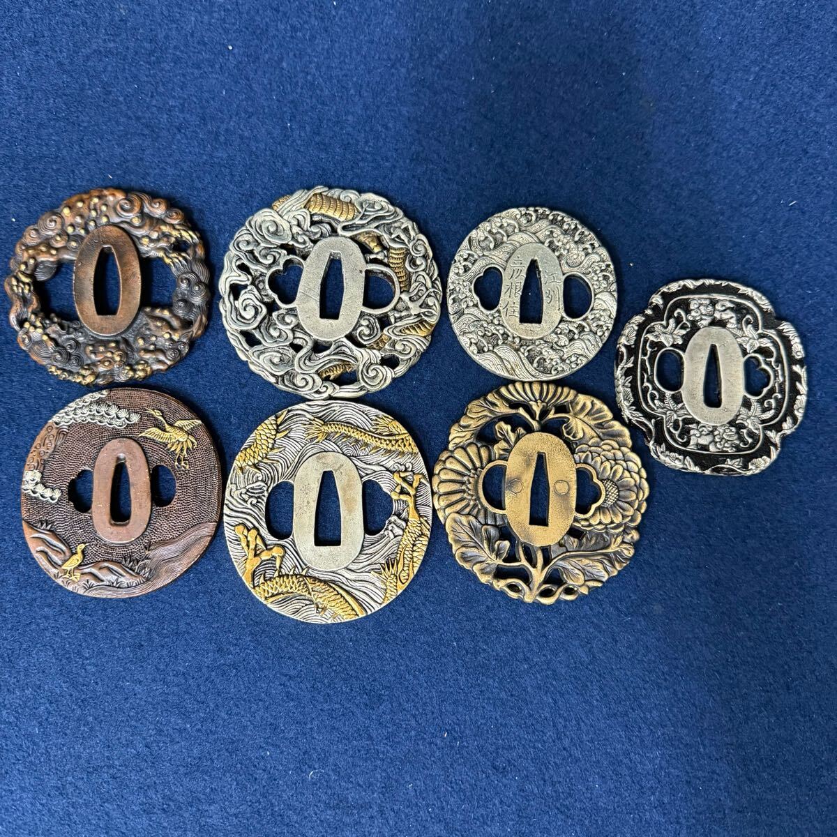 刀裝具 鍔 つば 在銘 まとめ 7點(diǎn) セット 日本刀 武具 裝飾 透かし 鐔 刀 アンティーク 時(shí)代 古玩 當(dāng)時(shí)物 舊家 蔵出 骨董品