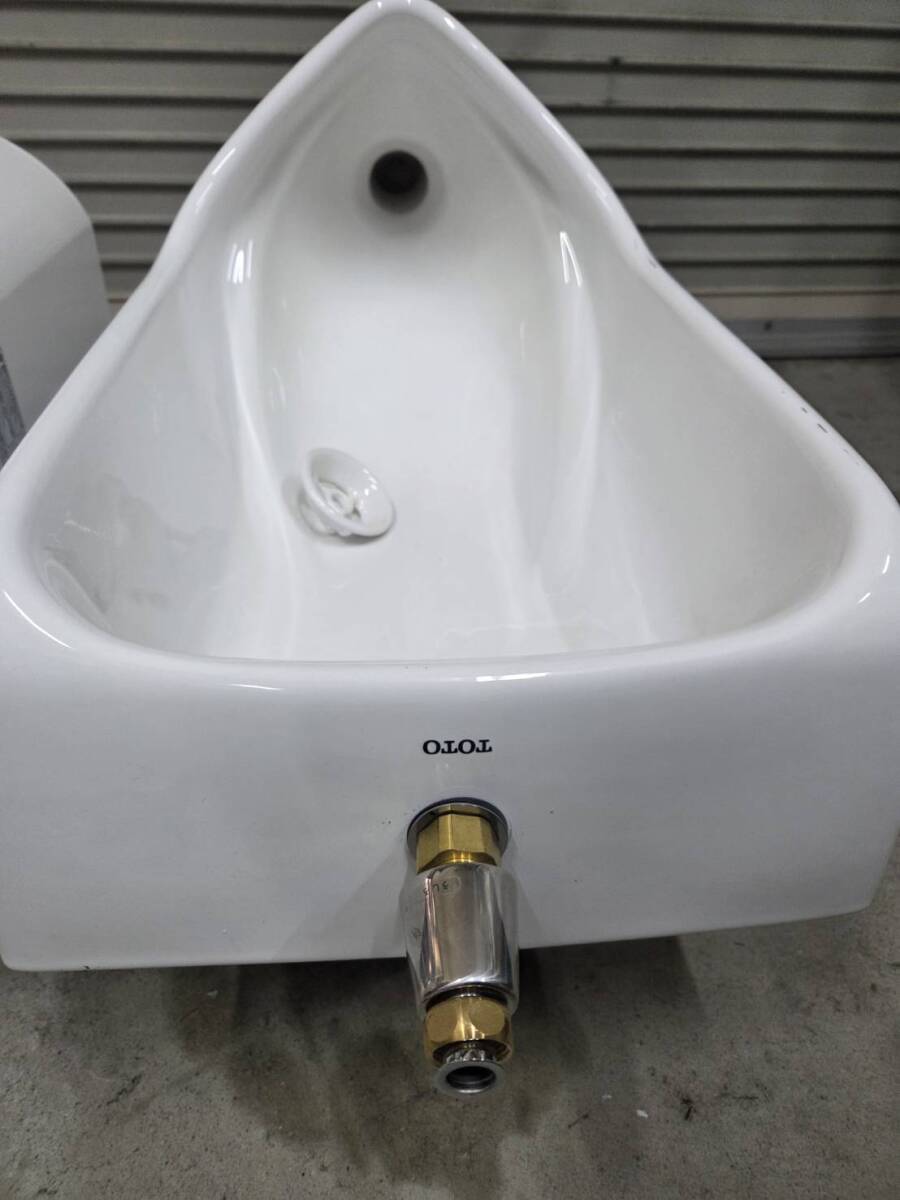 (6663) 使用少ない TOTO 壁掛 壁排水 小便器 U570 オートクリーン 自動(dòng)洗浄 フラッシュバルブ TEA62ADS セット 中古 引取り可 1円スタート