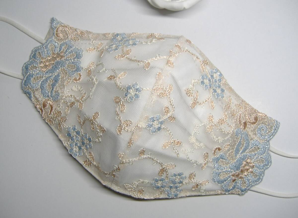 ★2枚仕立て立体マスクカバー 病院でも 銀糸入りベージュと水色の花刺繍レース 高島縮み チャーム付ハンドメイド _画像1