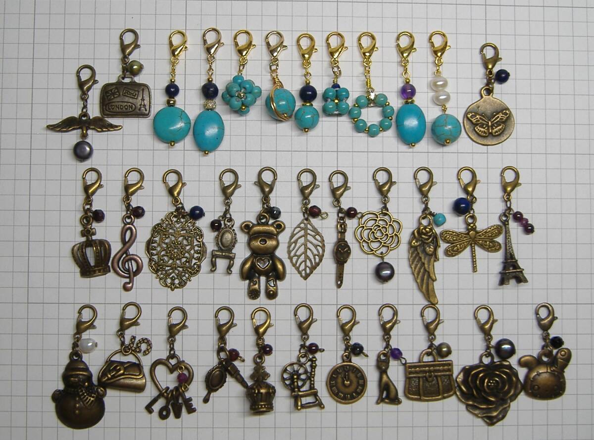 ★2枚仕立て立体マスクカバー 病院でも 銀糸入りベージュと水色の花刺繍レース 高島縮み チャーム付ハンドメイド _画像10