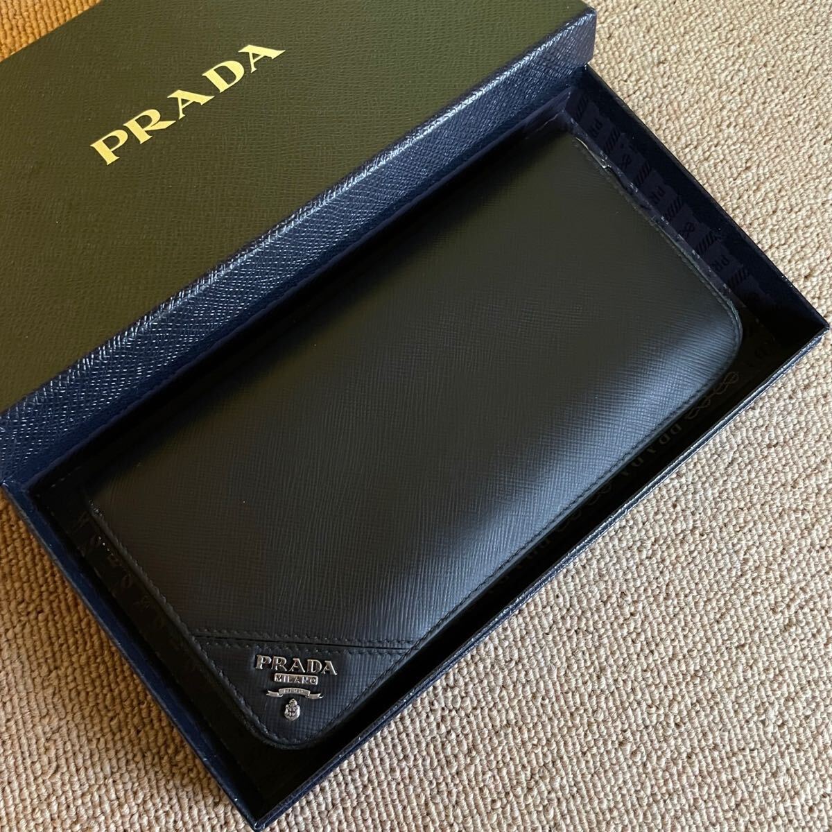 一円　美品　 PRADA 長財布　プラダ　 サフィアーノ　 ラウンドファスナー　 財布　 レザー　 ウォレット　男女　ブラック