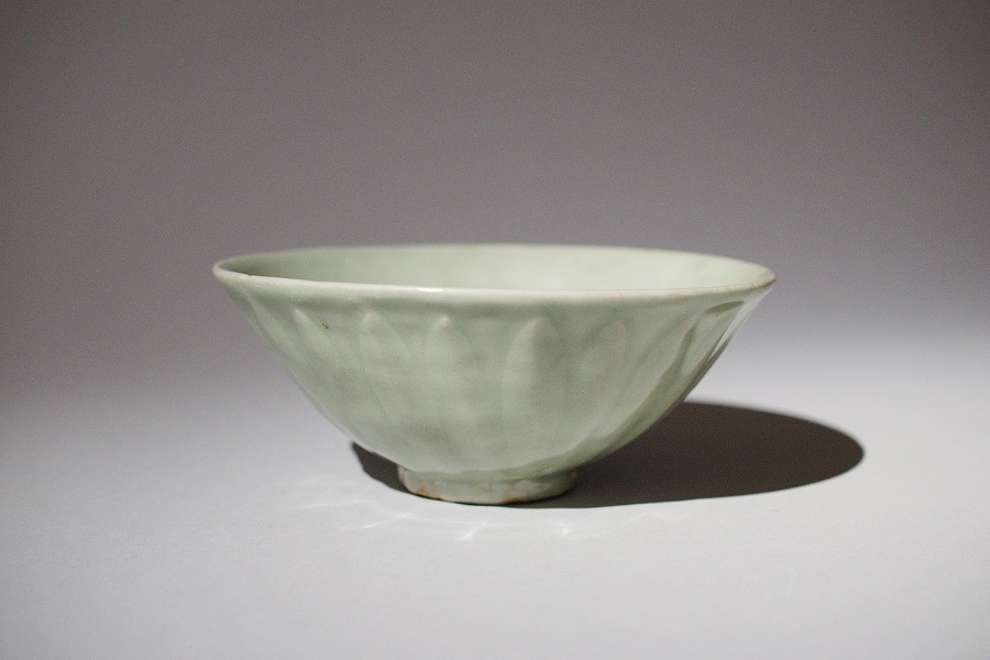 龍泉窯 砧青磁 陽刻蓮弁文 茶碗（南宋時代）検：東京国立博物館