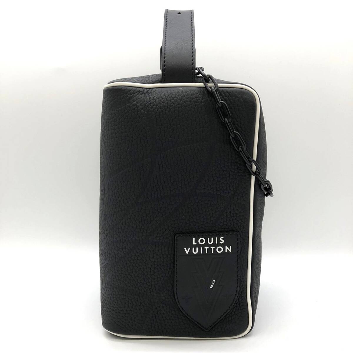 LOUIS VUITTONルイ・ヴィトンM81849クローク・ドップキット2022FIFAワールドカップ限定セカンドバッグレザーブラック_画像1