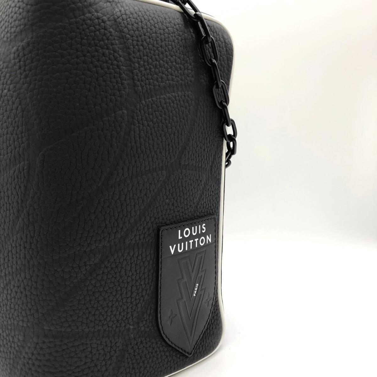 LOUIS VUITTONルイ・ヴィトンM81849クローク・ドップキット2022FIFAワールドカップ限定セカンドバッグレザーブラック_画像2