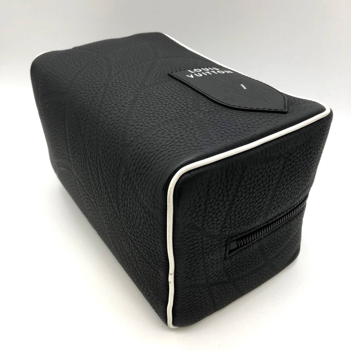 LOUIS VUITTONルイ・ヴィトンM81849クローク・ドップキット2022FIFAワールドカップ限定セカンドバッグレザーブラック_画像3