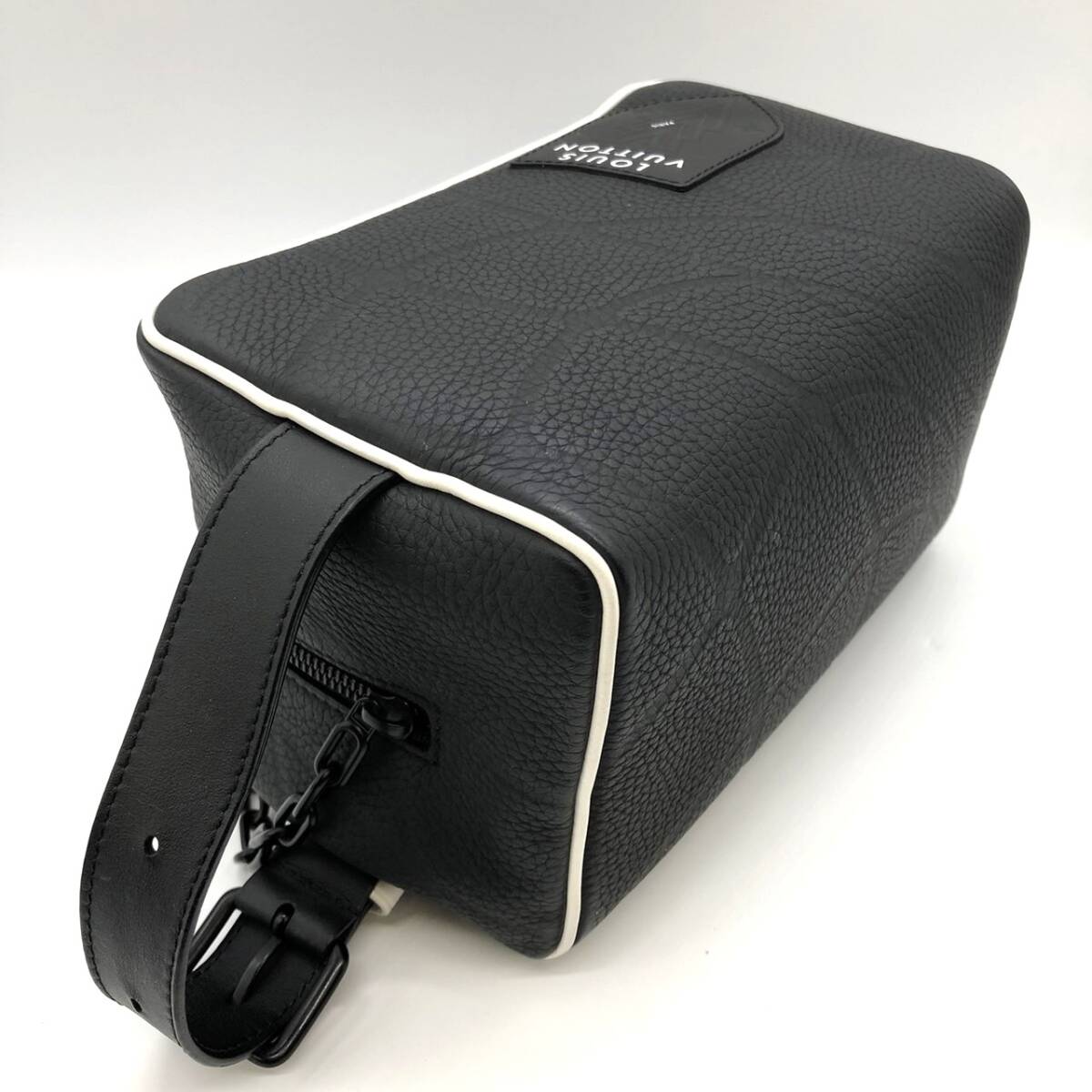 LOUIS VUITTONルイ・ヴィトンM81849クローク・ドップキット2022FIFAワールドカップ限定セカンドバッグレザーブラック_画像4