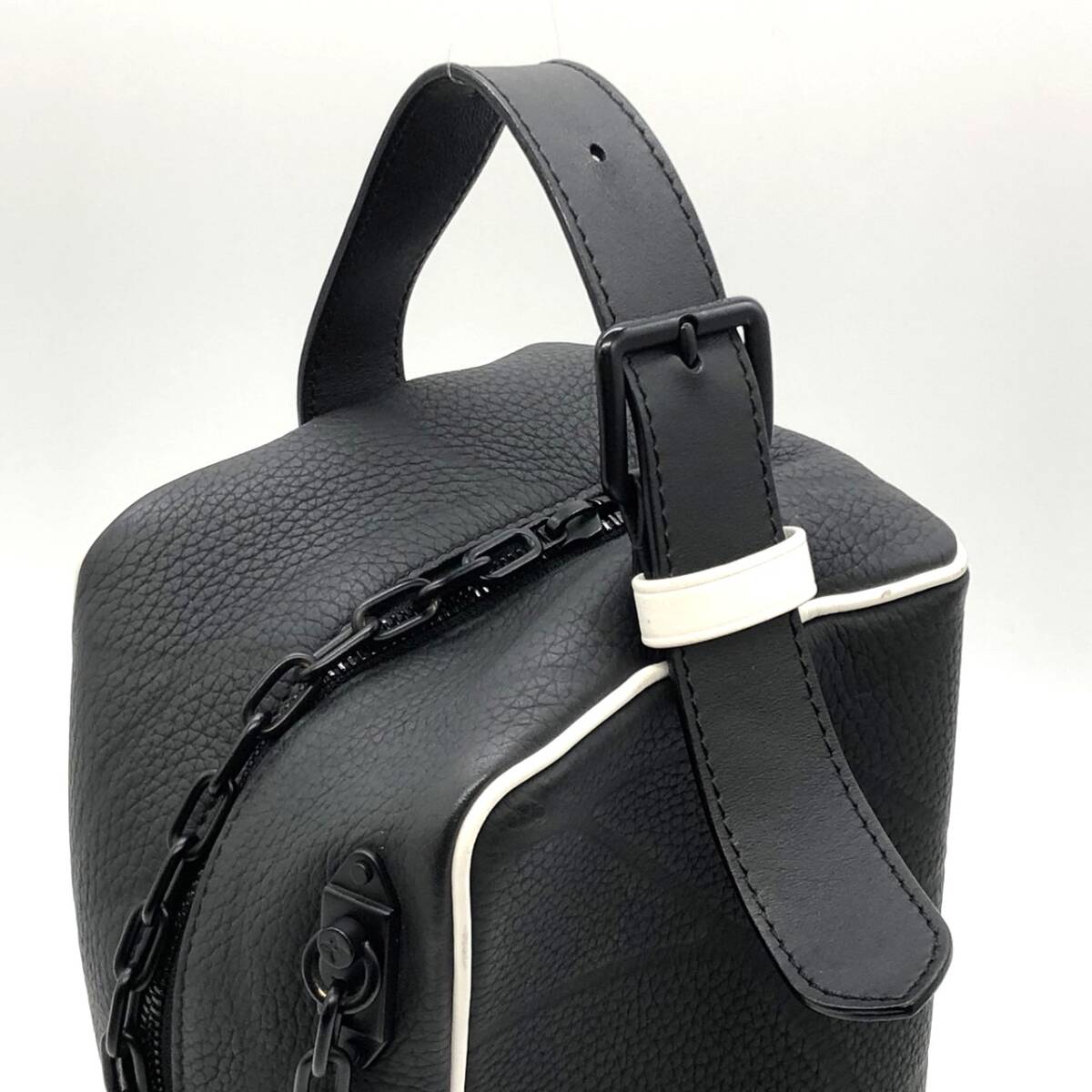 LOUIS VUITTONルイ・ヴィトンM81849クローク・ドップキット2022FIFAワールドカップ限定セカンドバッグレザーブラック_画像6