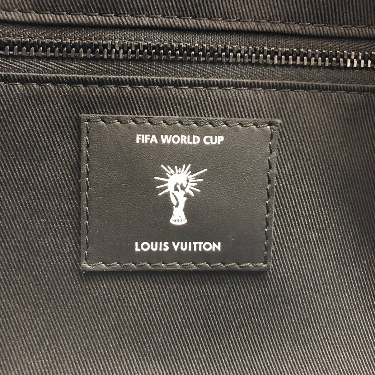 LOUIS VUITTONルイ・ヴィトンM81849クローク・ドップキット2022FIFAワールドカップ限定セカンドバッグレザーブラック_画像9