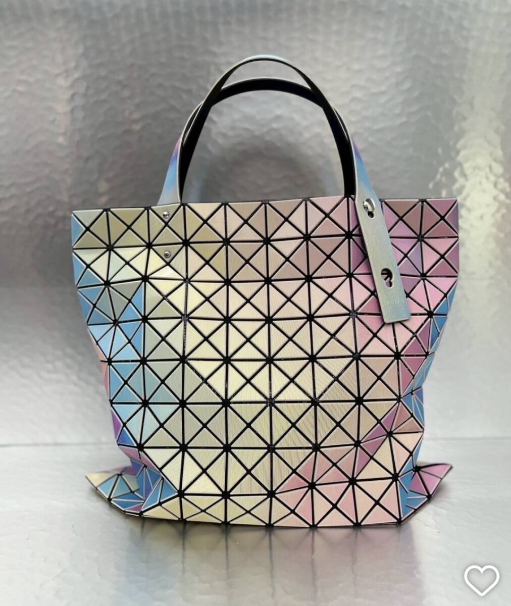 BAOBAO illusion ホワイトベース BAO BAO ISSEY MIYAKE Illusion Tote Bag – MoMA Design Store