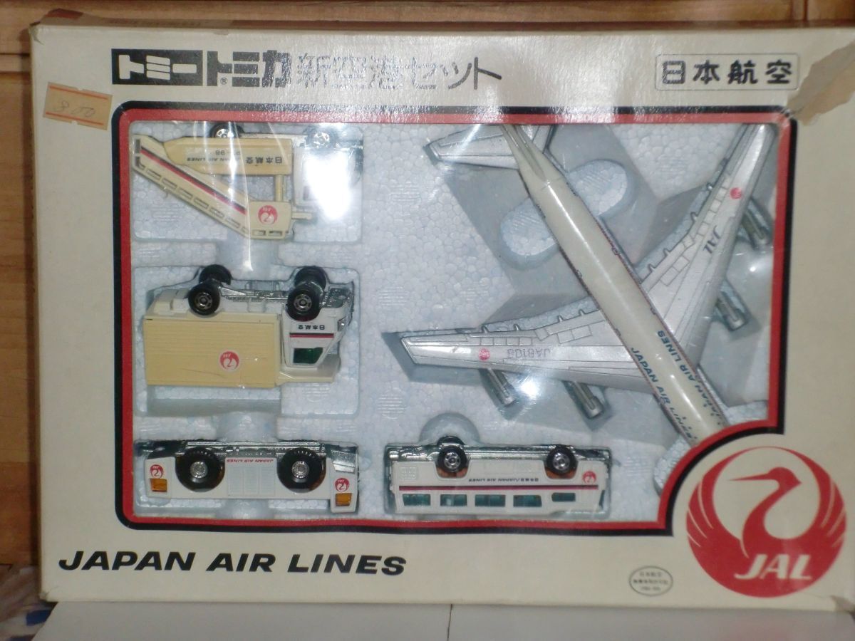 トミカ 新空港セット 日本航空　[箱に傷み有り?車両のプラスチック部分に黃ばみ有り]　日本制