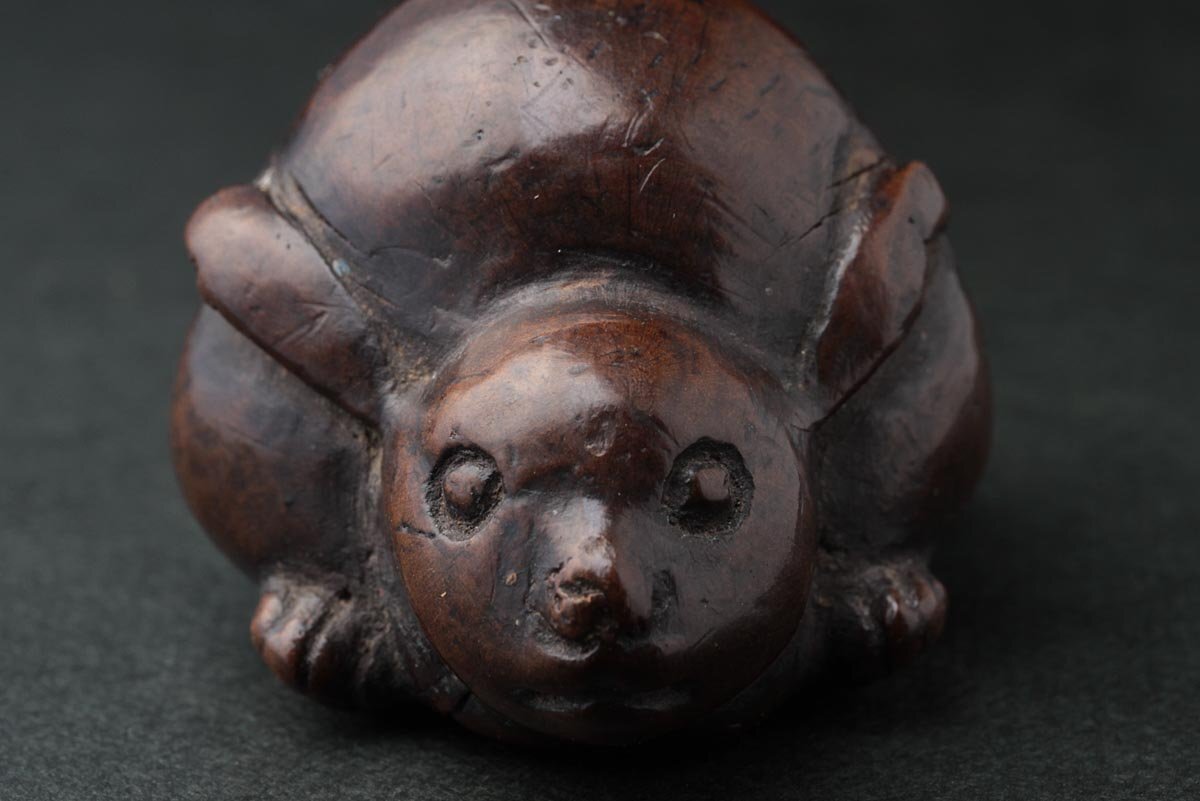 時代提げ物 獣角彫刻 人物船文 根付 V R6426 時代提げ物 獣角彫刻 人物船文 根付 V R6426 彫刻/オブジェ