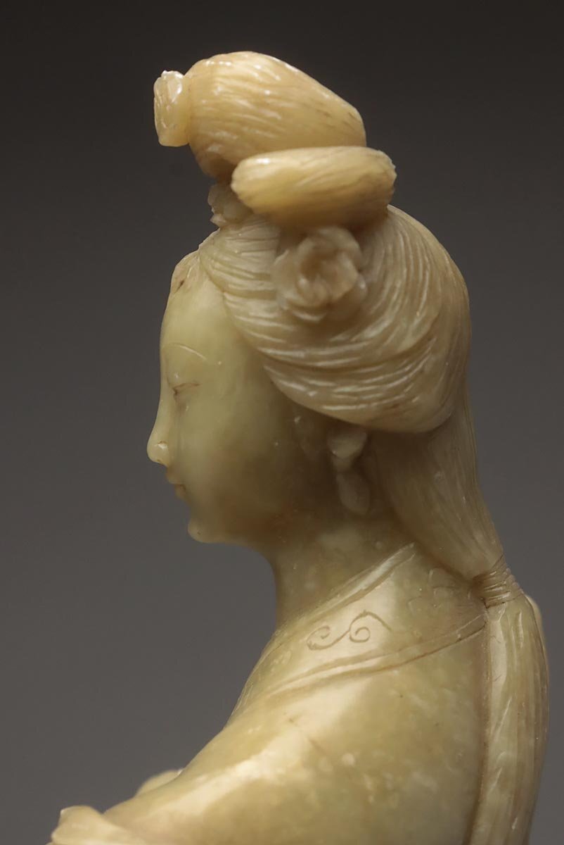 中国唐時代人物彫刻(楽器を演奏する仕女) JO407 中国美術 青玉彫「唐美人像」置物 高30.2cm・青玉雕仕女