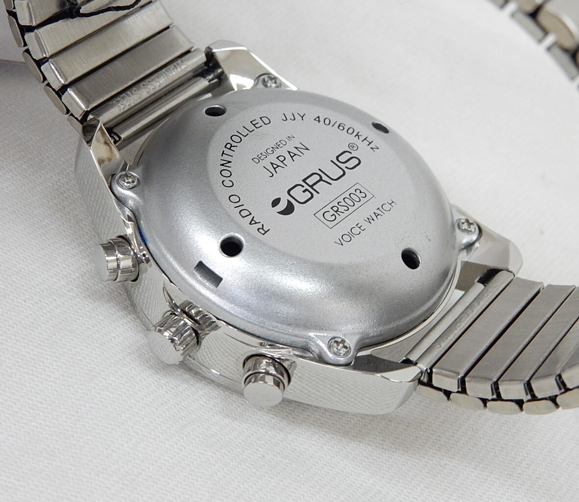 【未使用動作品】★GRUS グルス ボイス電波腕時計 GRS003-01 男女兼用 白文字盤 伸縮ベルト オリジナルケース/取扱説明書付