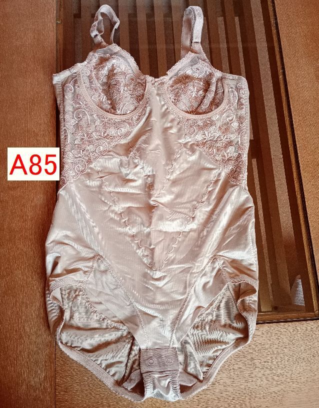 ボディスーツ　A85？　補正下著　ホームクリーニング済み　ツルツル素材×レース　ワイヤー入り　ベージュ　33　