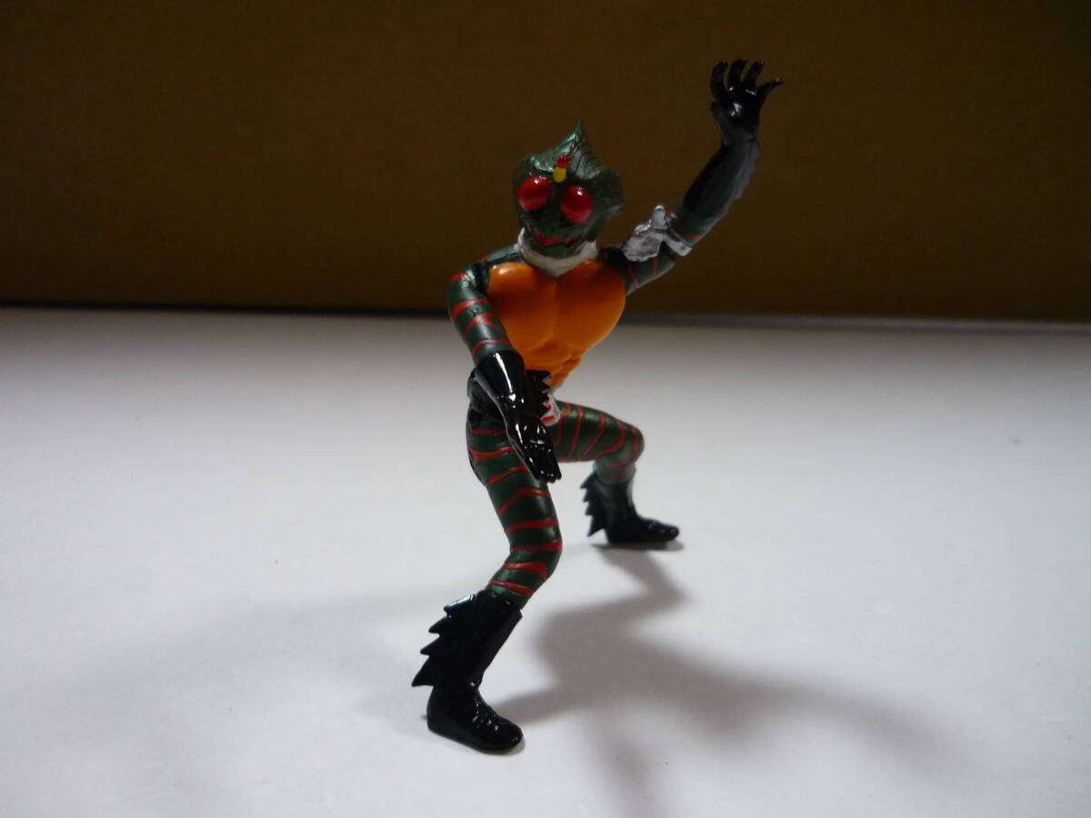 [管00]【送料無料】フィギュア 仮面ライダーアマゾン 「HG 仮面ライダー12 ～地底から来た、変なヤツ!!編」バンダイ_画像1