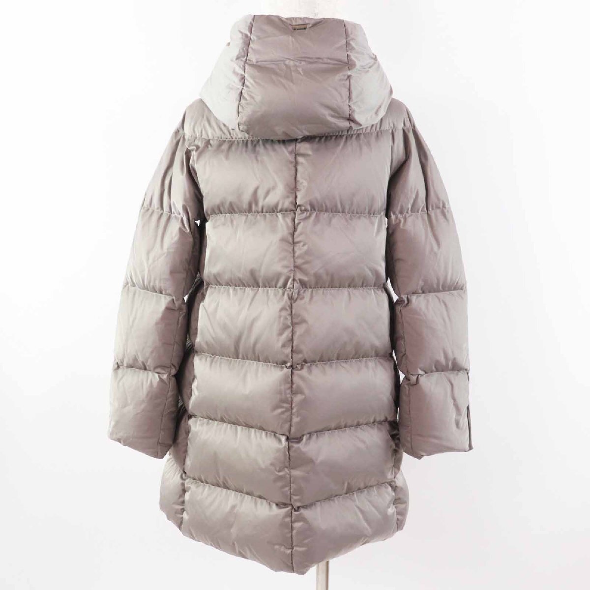 極美品◎Herno ヘルノ 2023年制 PI1304D HOODED SATIN A-SHAPE フーディ サテン Aシェイプ ダウンコート LIGHT TAUPE 40 正規(guī)品