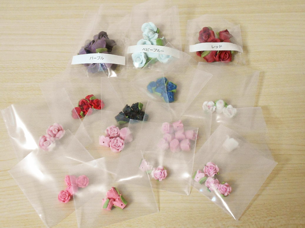 樹脂粘土 フィモローズ 薔薇 68粒セット / 赤 ピンク 白 青 黒 紫 / 橫穴あり ハンドメイド素材 手作りパーツ