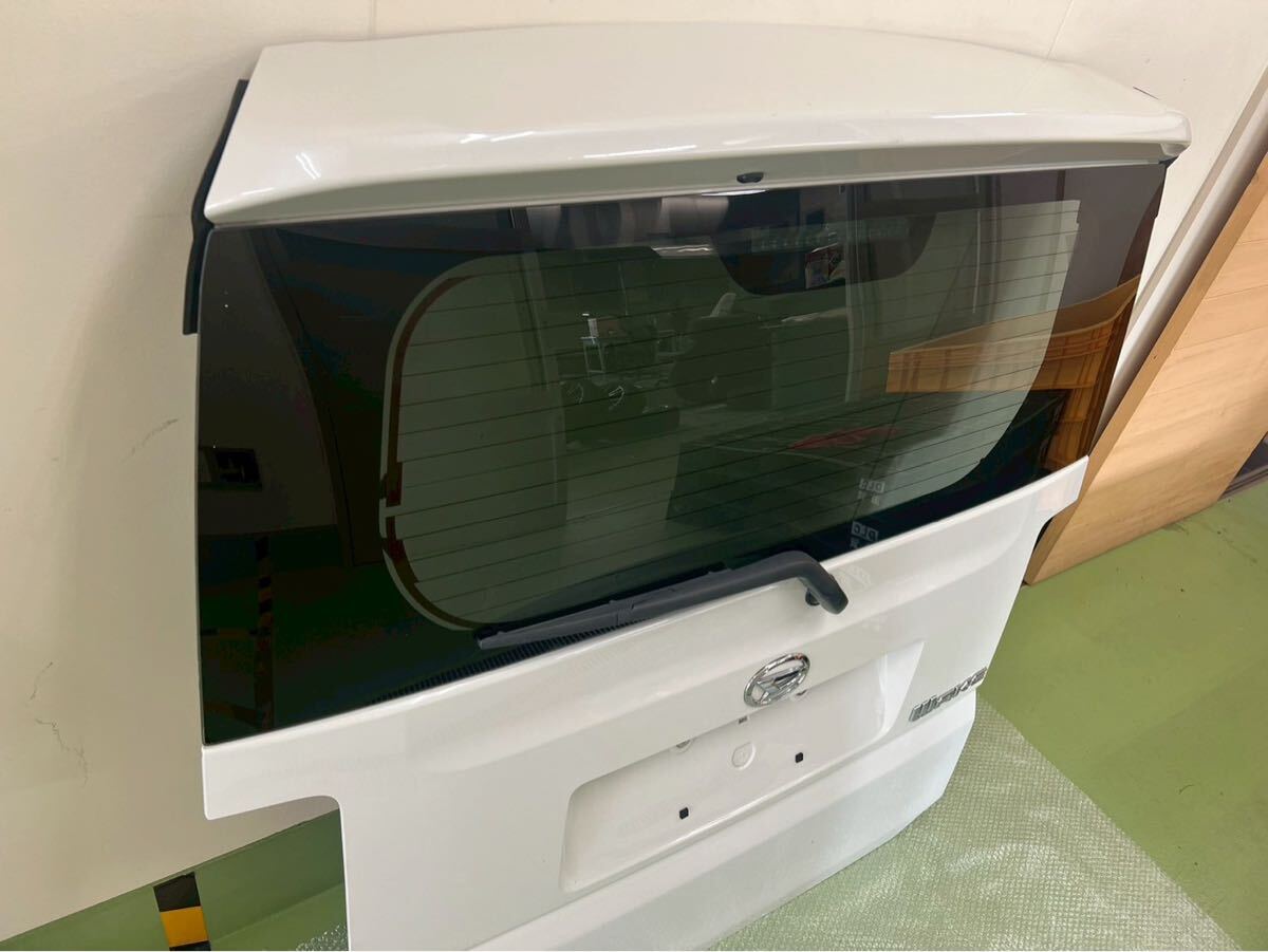 256-90-03 ウェイク LA700S リアゲート バックドア パールホワイト ダイハツ_画像2
