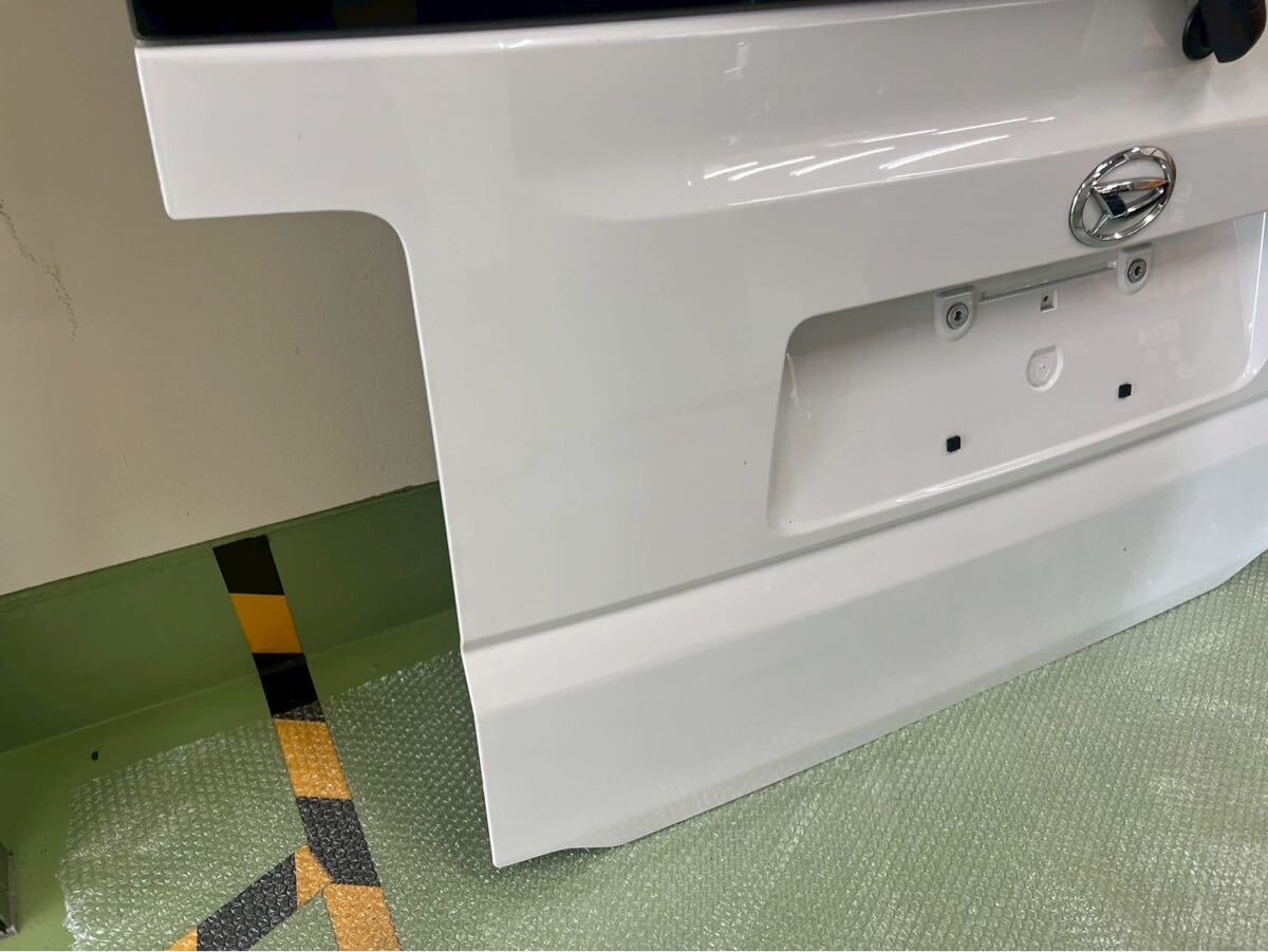 256-90-03 ウェイク LA700S リアゲート バックドア パールホワイト ダイハツ_画像3