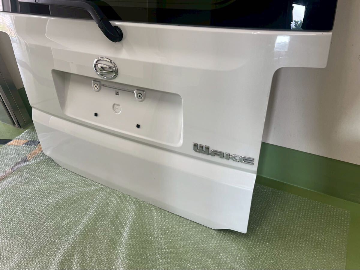 256-90-03 ウェイク LA700S リアゲート バックドア パールホワイト ダイハツ_画像4