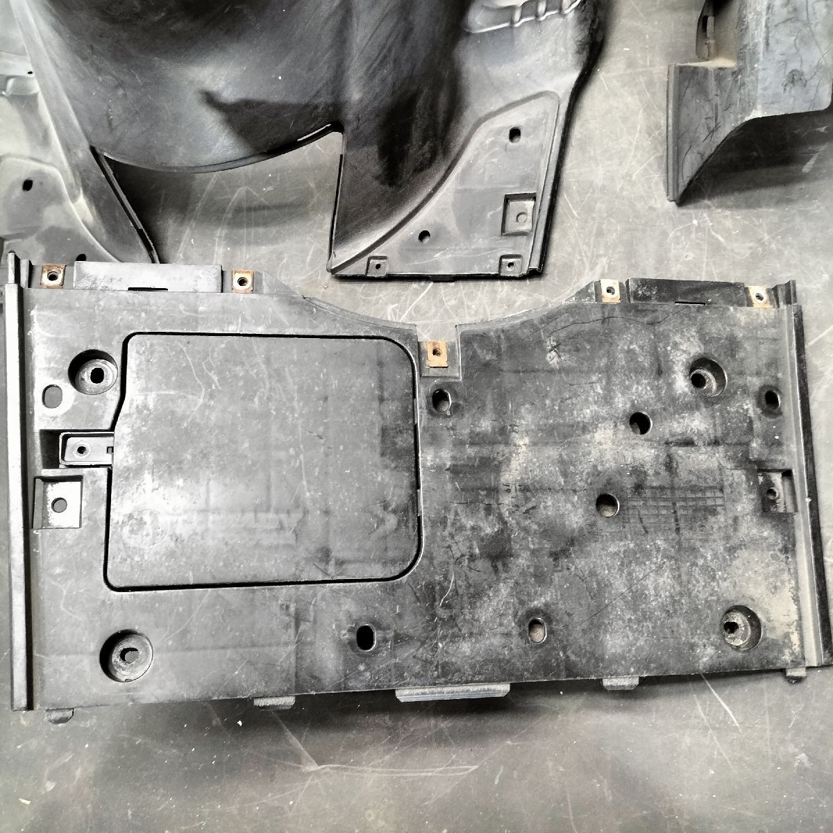 50605S スペイシー100 JF13 アンダーカバー ステップボード シート下カバー 割れ欠け未確認 補修ベースの画像4