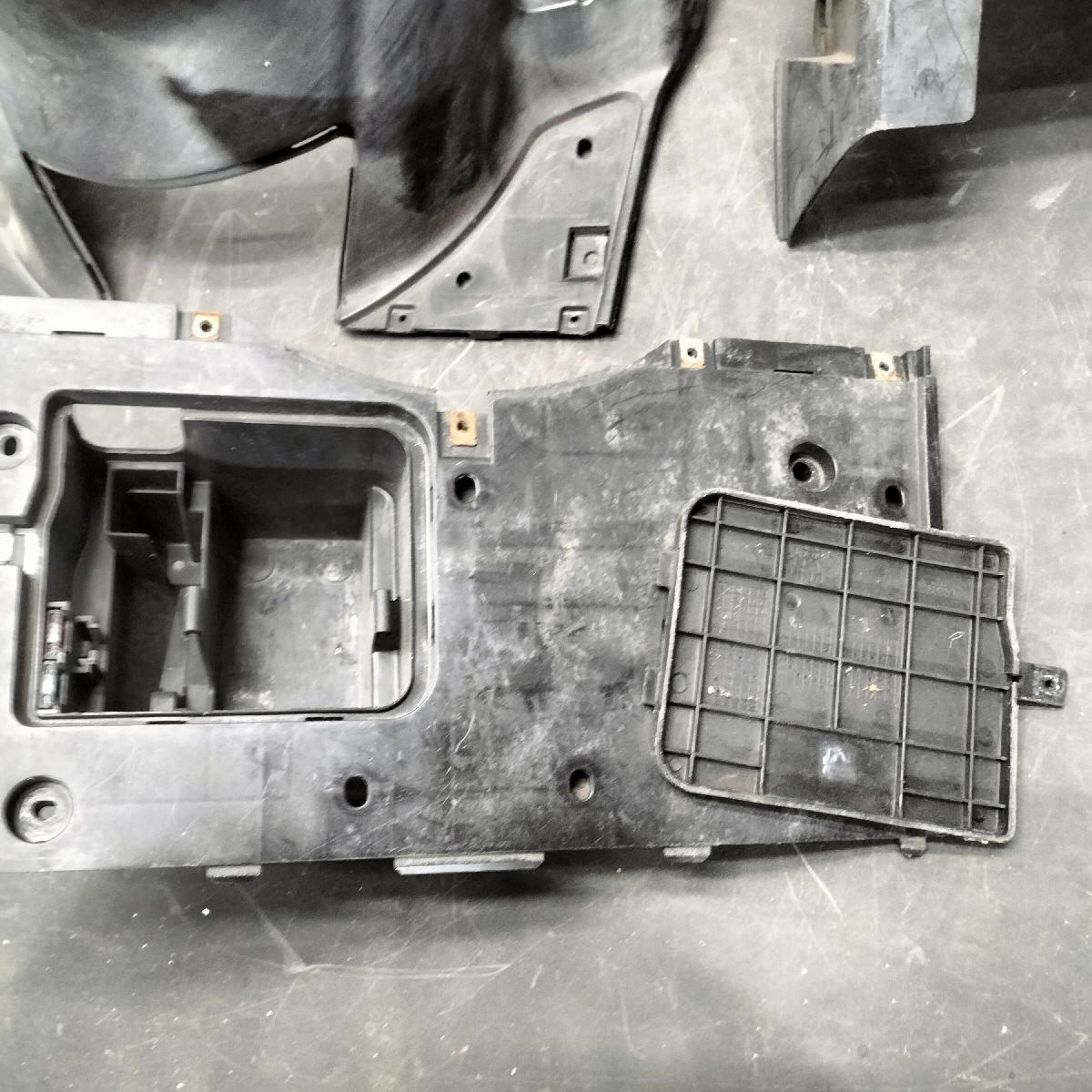 50605S スペイシー100 JF13 アンダーカバー ステップボード シート下カバー 割れ欠け未確認 補修ベースの画像5