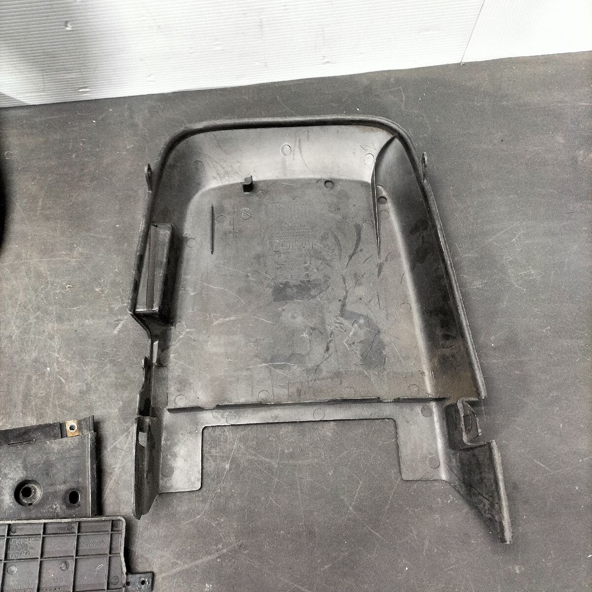 50605S スペイシー100 JF13 アンダーカバー ステップボード シート下カバー 割れ欠け未確認 補修ベースの画像6