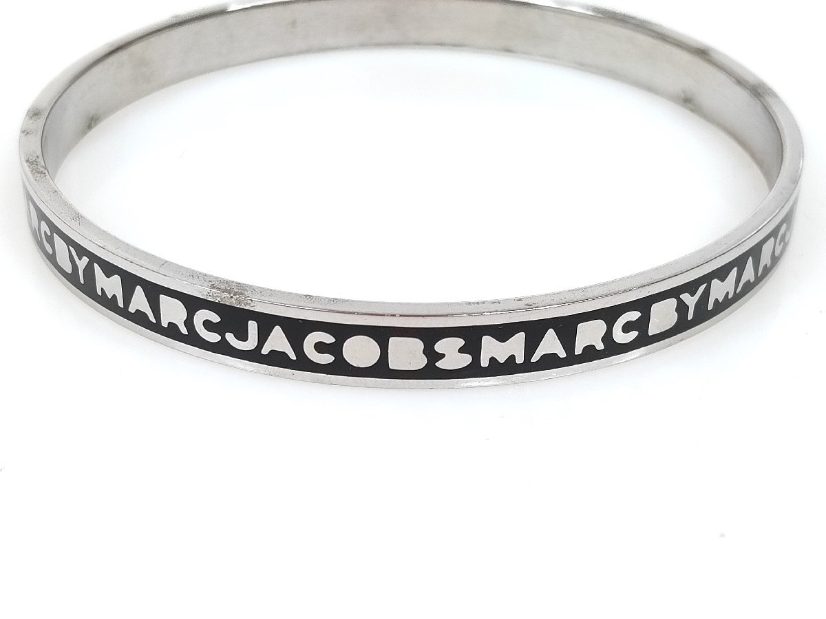 マーク バイ マークジェイコブス　MARC BY MARC JACOBS　ロゴ　バングル　ブレスレット　幅0.6cm　ブラック×シルバーカラー　YAS-10810