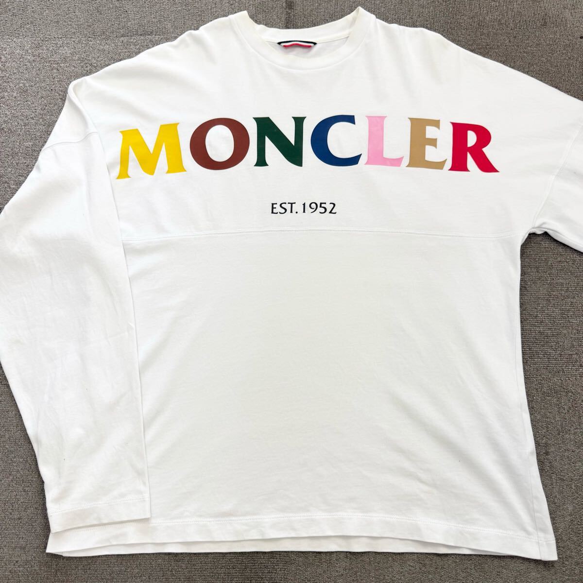 135『美品?最高峰』 MONCLER モンクレール メンズ 長袖 Tシャツ ロングスリーブ ロンT マルチカラー ビッグロゴ プリント ホワイト M相當(dāng)