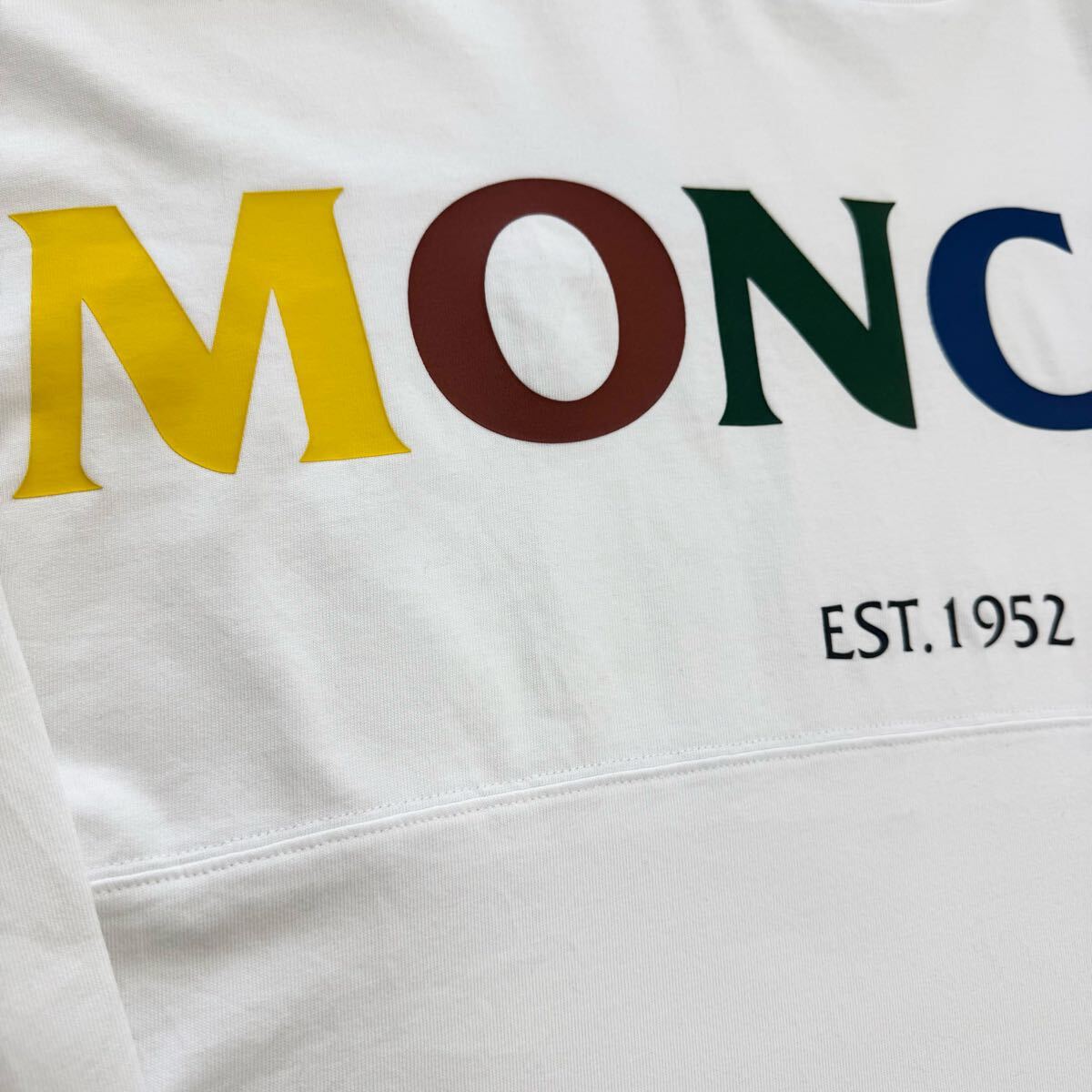 135『美品?最高峰』 MONCLER モンクレール メンズ 長袖 Tシャツ ロングスリーブ ロンT マルチカラー ビッグロゴ プリント ホワイト M相當(dāng)