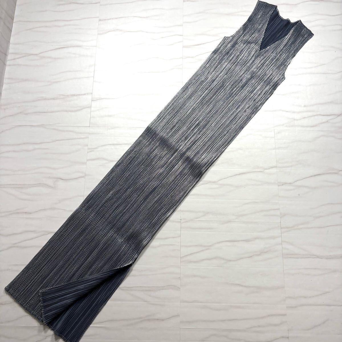 極美品/サイズ3◎ プリーツプリーズ マキシ丈 ロング ノースリーブ ワンピース シルバー 銀色 メタリック 光沢 総柄 ドレス イッセイミヤケ
