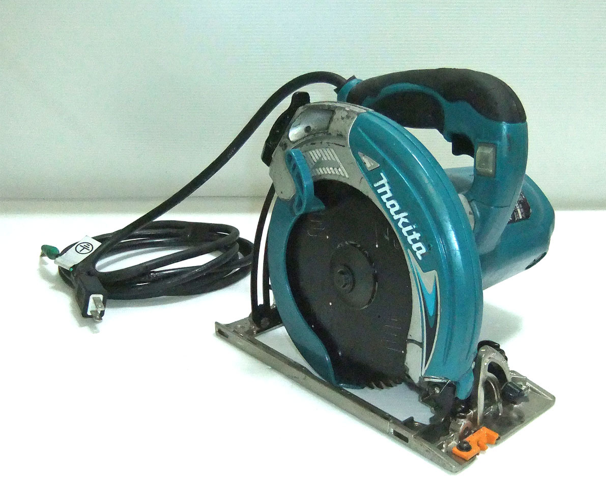 おすすめ商品◎Makitaマキタ 165mmマルノコ 5637BA 【 動作 確認済】 中古品 