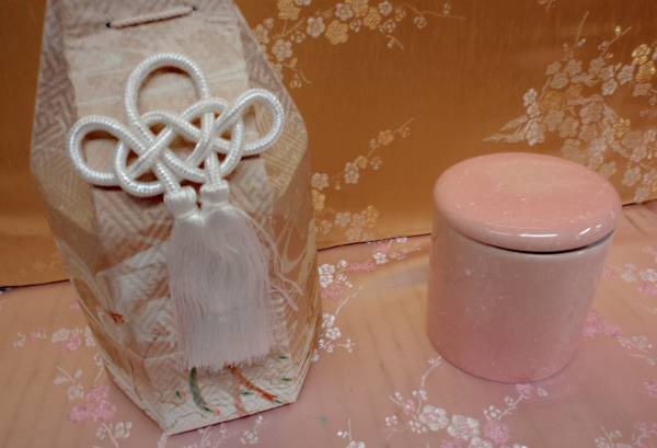◇25◇ 分骨用セット 桜色カメ (骨壺) +金襕袋入り 防水型 新品未使用【信頼のヤフオク！実績２５年】◆