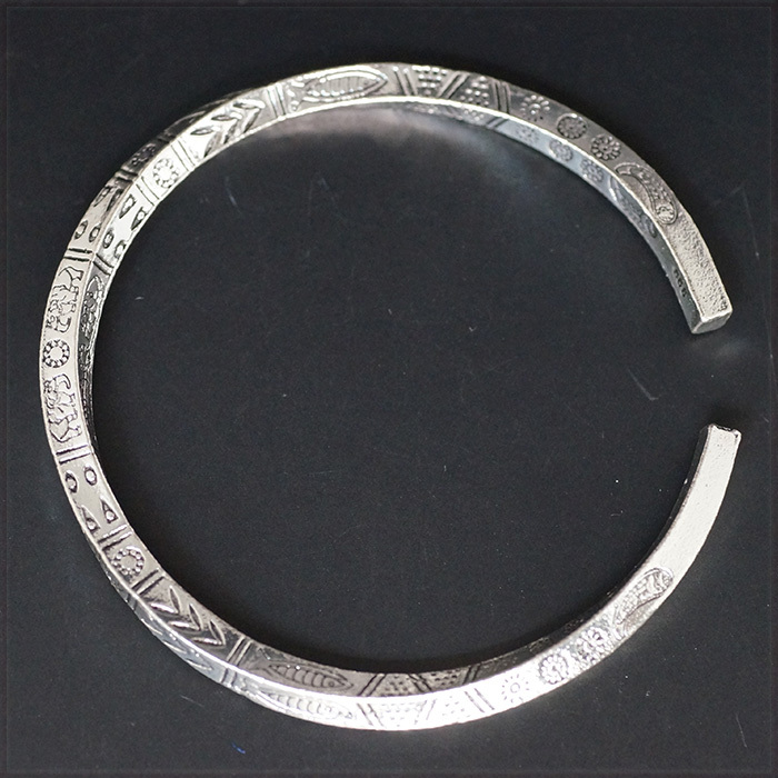 [BANGLE] Vintage Silver ヒエログリフ 象形文字 ねじり 四角柱 デザイン ヴィンテージ シルバー C形 バングル