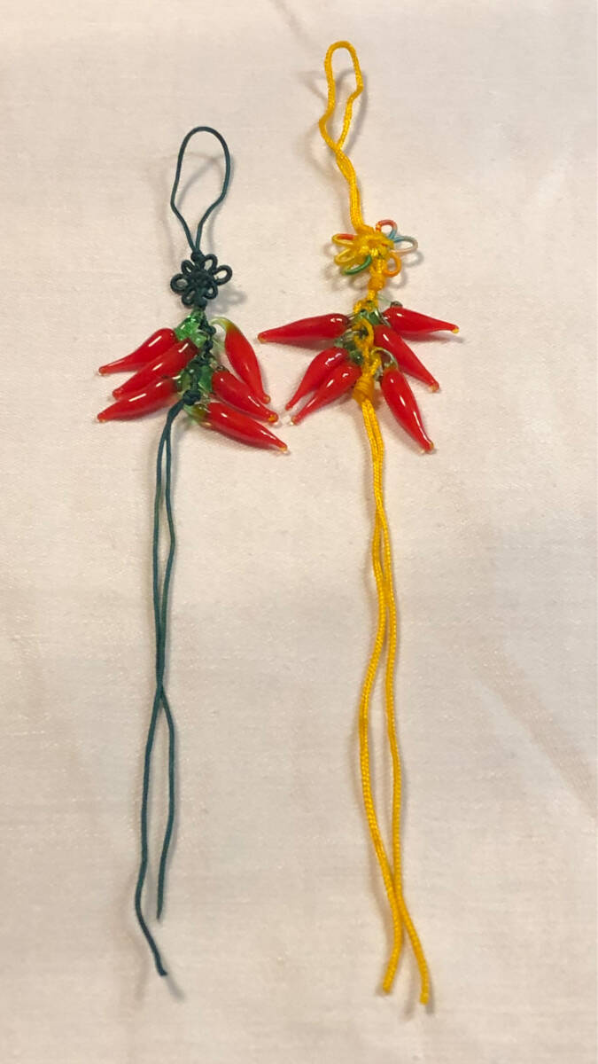 ※ 二色ペアで　ガラス細工唐辛子ストラップⅢ ※　多子多福　商売繁盛　縁起良いガラス細工の唐辛子とチャイナ結びストラップとのコラボ_画像1