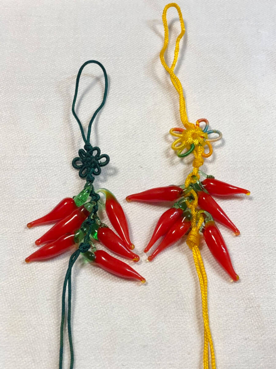 ※ 二色ペアで　ガラス細工唐辛子ストラップⅢ ※　多子多福　商売繁盛　縁起良いガラス細工の唐辛子とチャイナ結びストラップとのコラボ_画像2