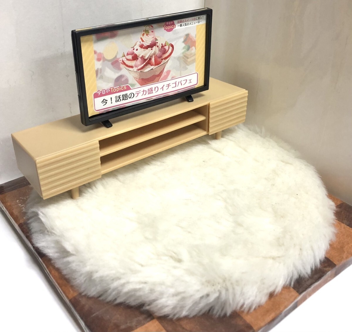 新品 フィギュア用 テレビ テレビ台 2点セット ミニチュア サイドボード お部屋づくり ドールハウス 引き出し開きます 匿名 送料無料_画像1