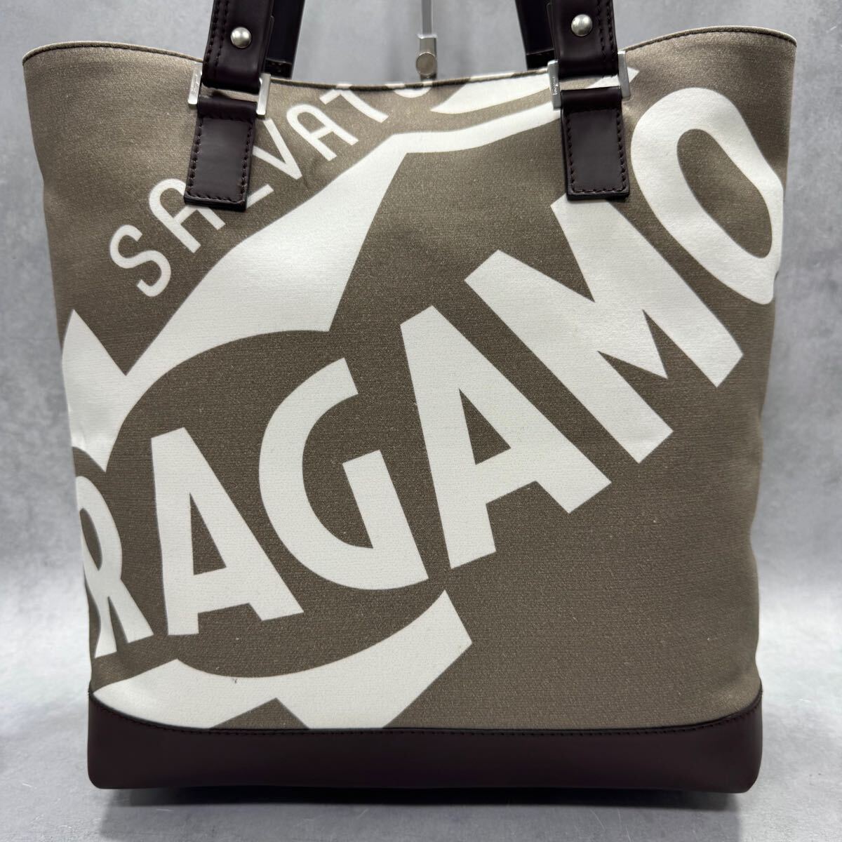 極美品/A4収納◎ 近年 Salvatore Ferragamo フェラガモ メンズ ビジネス キャンバス レザー 本革 トートバッグ 肩掛け ロゴ総柄 デカロゴ
