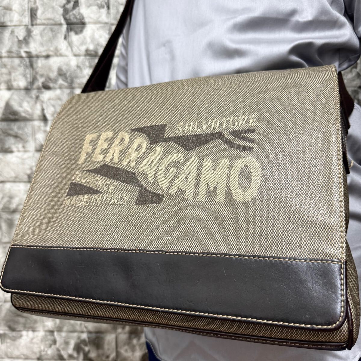 美品/A4収納◎ Salvatore Ferragamo フェラガモ メンズ ビジネス メッセンジャーバッグ ショルダーバッグ PVC レザー デカロゴ 斜め掛け 