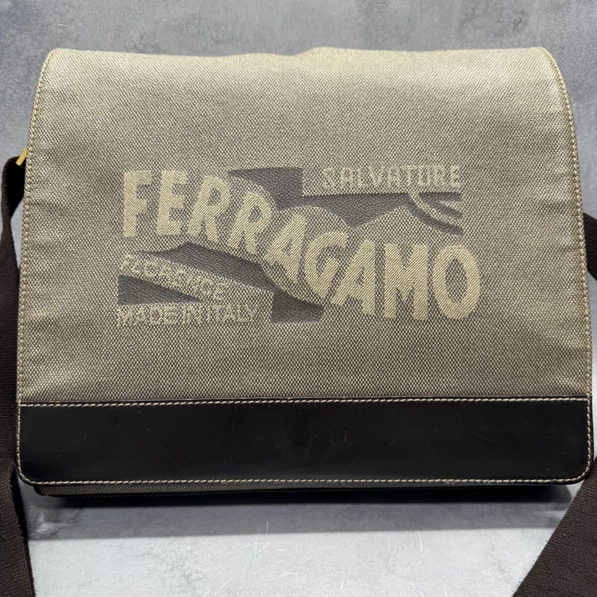 美品/A4収納◎ Salvatore Ferragamo フェラガモ メンズ ビジネス メッセンジャーバッグ ショルダーバッグ PVC レザー デカロゴ 斜め掛け 