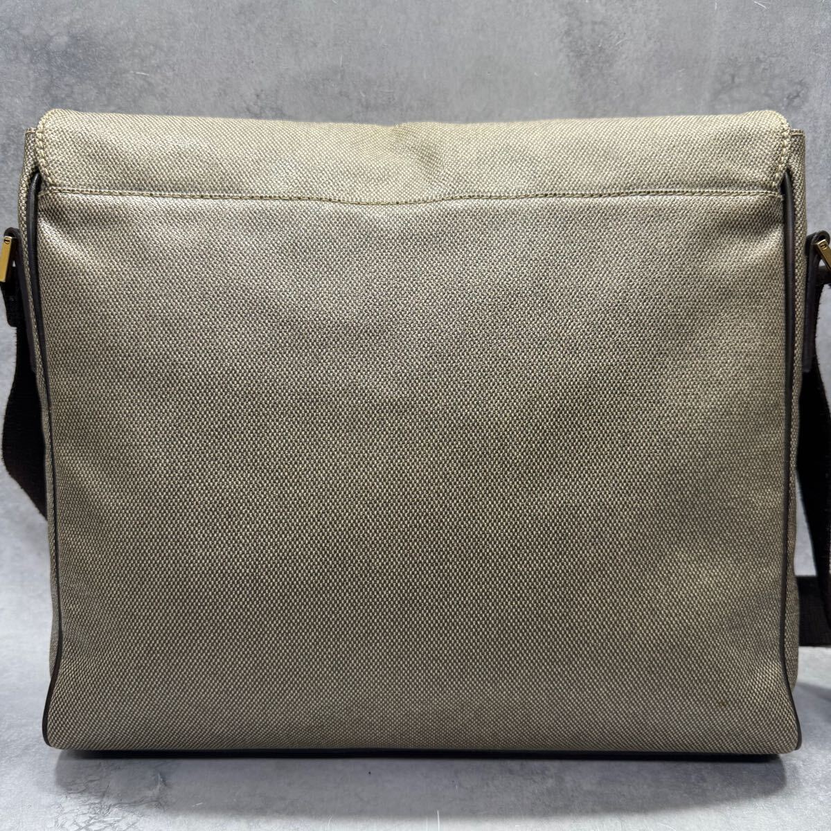 美品/A4収納◎ Salvatore Ferragamo フェラガモ メンズ ビジネス メッセンジャーバッグ ショルダーバッグ PVC レザー デカロゴ 斜め掛け 
