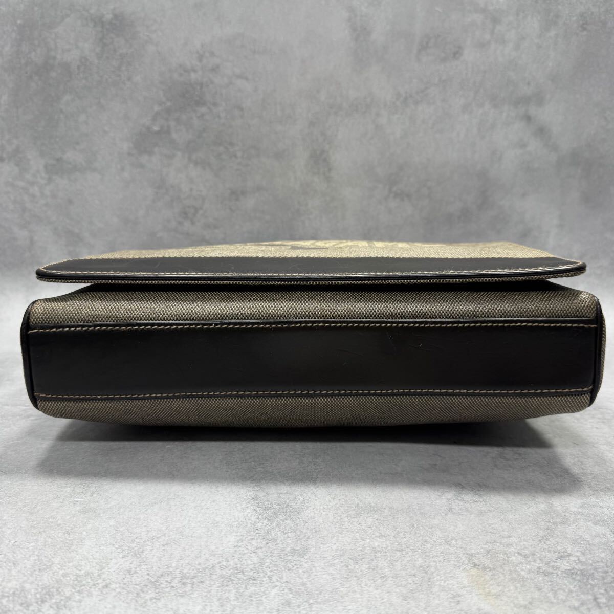 美品/A4収納◎ Salvatore Ferragamo フェラガモ メンズ ビジネス メッセンジャーバッグ ショルダーバッグ PVC レザー デカロゴ 斜め掛け 