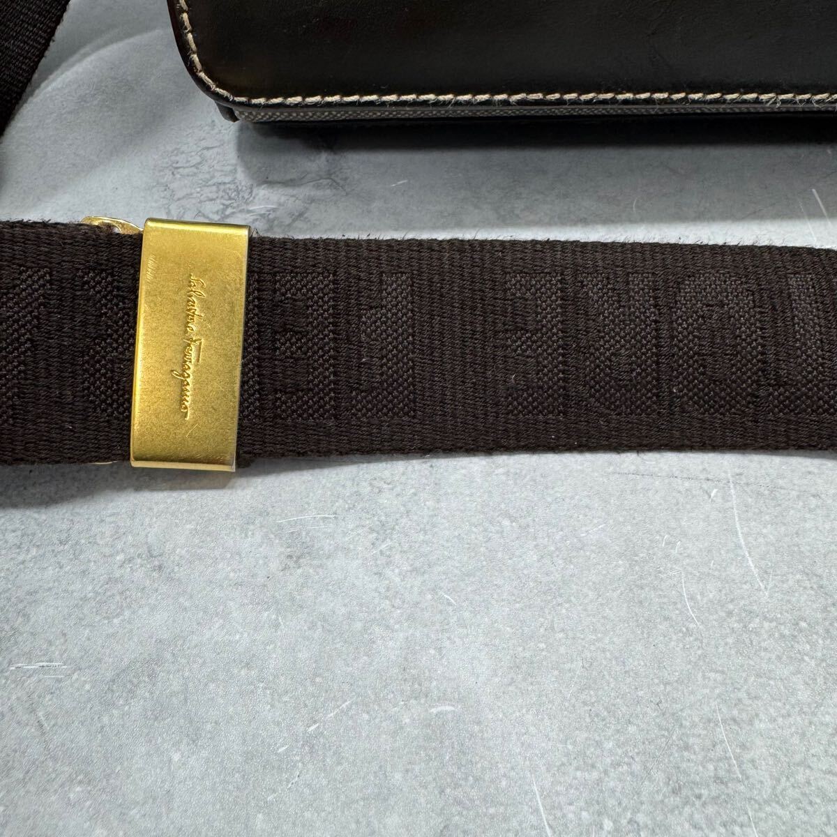 美品/A4収納◎ Salvatore Ferragamo フェラガモ メンズ ビジネス メッセンジャーバッグ ショルダーバッグ PVC レザー デカロゴ 斜め掛け 