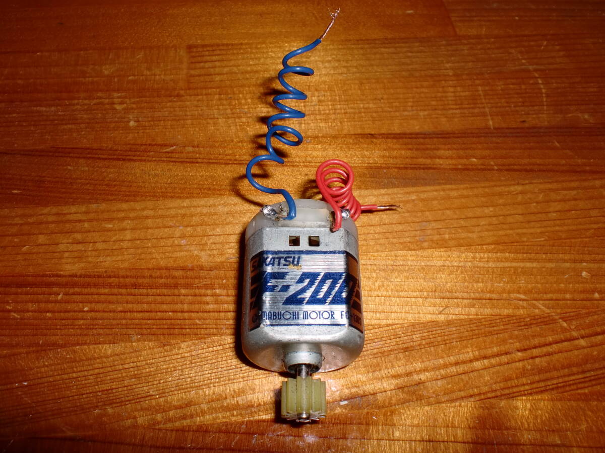 слот машина для motor saka two SAKATSU F-200 motor ( Mabuchi FC-130S),1 шт. немного использование сделал б/у. отличное состояние . изначальный . хорошо раз -. стоимость доставки 140 иен 