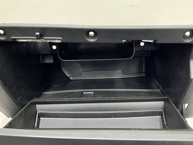 ボルボ V40 D4 MD 2018年 MD4204T グローブボックス (在庫No:523195) (7664)