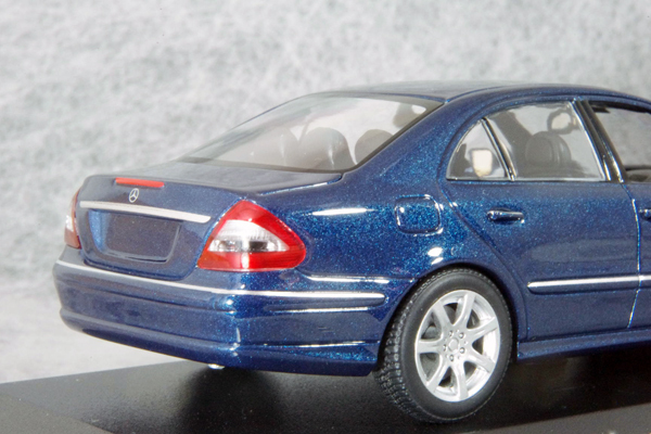 ● 1/43 メルセデス ベンツ 〓 E クラス ( W211 ) / 2006年 ブルー メタリック 〓 Mercedes Benz MINICHAMPS