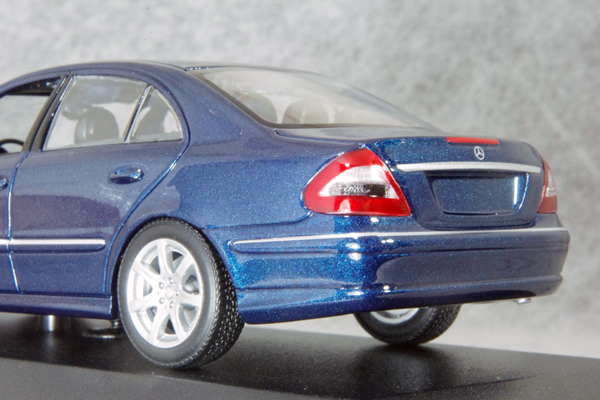 ● 1/43 メルセデス ベンツ 〓 E クラス ( W211 ) / 2006年 ブルー メタリック 〓 Mercedes Benz MINICHAMPS